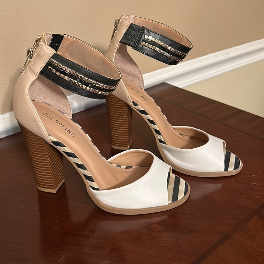 Neutral colored ankle strap sandal with gold detail. Size 7 in good condition!